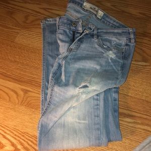 LIGHT BLUE RIPPED HOLLISTER JEANS